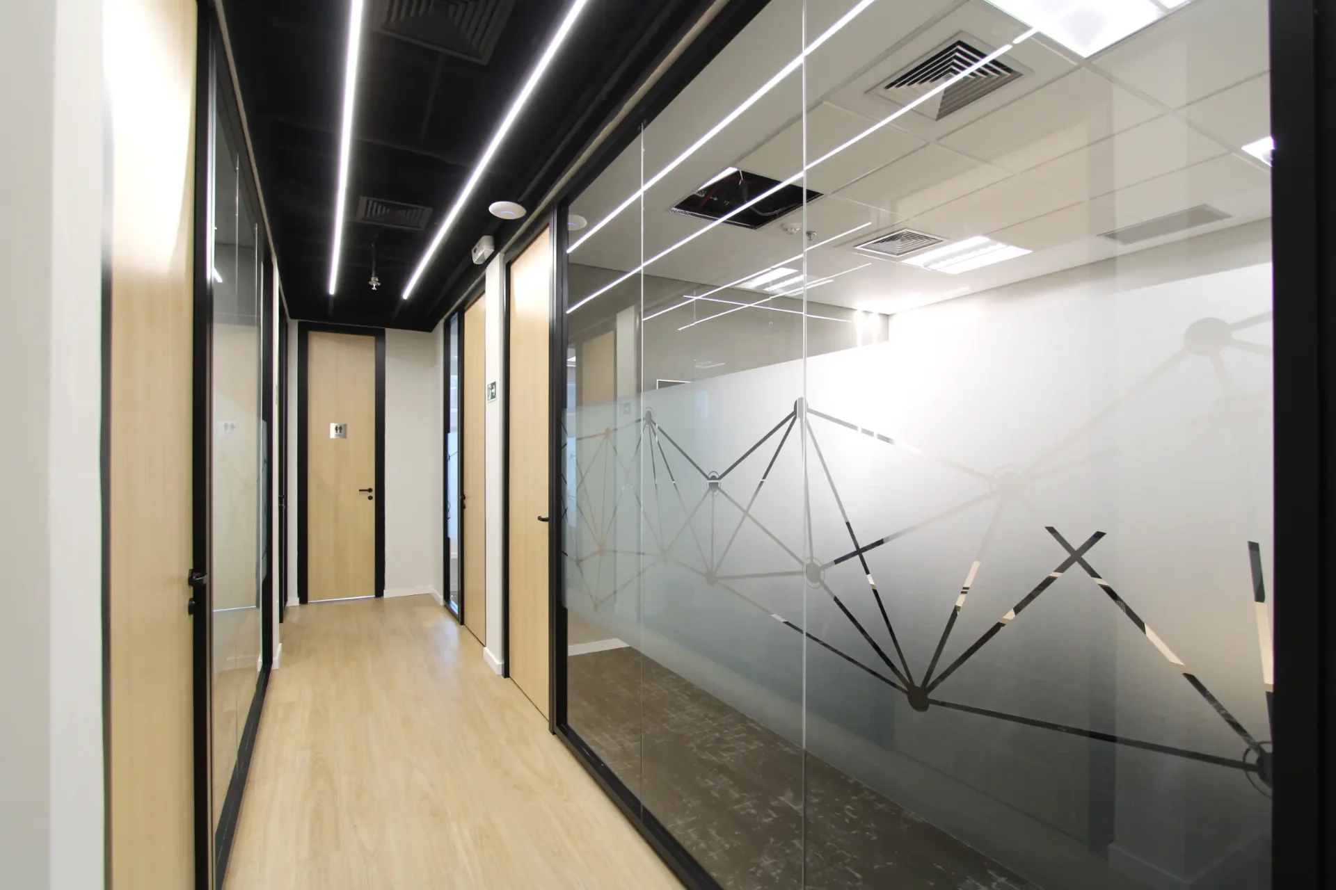 Projeto energia com arquitetura biofílica e divisórias em alumínio