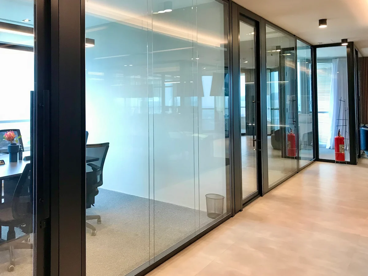Divisórias de vidro em ambientes executivos do setor financeiro