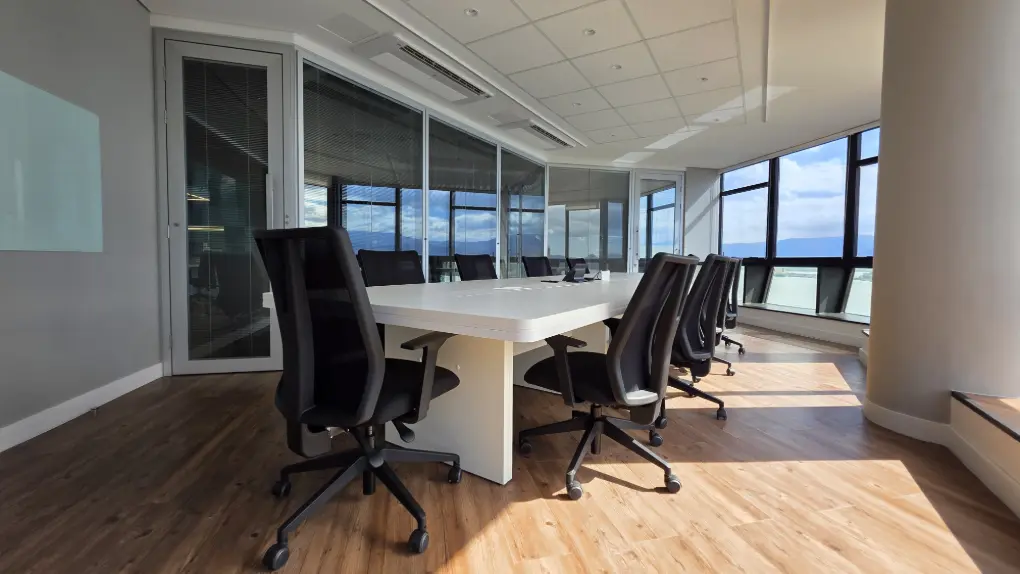Sala de reunião com divisória de vidro duplo em projeto corporativo de alto padrão